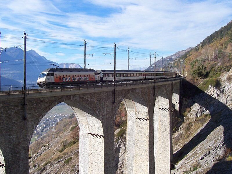 IC 1072 Brig - Basel (ab Brig 10:52) von BR 460 geschoben am 08.11.2006 auf dem Luogel-Viadukt.