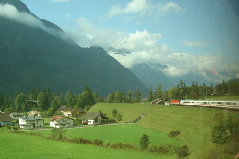 IC 118 Innsbruck-Mnster mit Tiroler 1044 am Arlberg kurz vor Braaz unterwegs. Die Aufnahme wurde vom Zug aus geschoen. 26.09.08