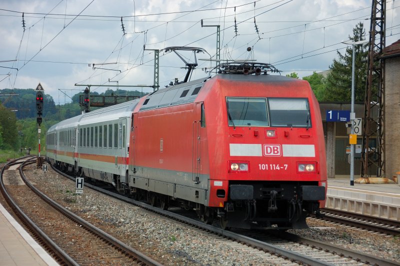 IC 119 Mnster (Westf.) - Innsbruck mit 101 114-7 an der Spitze strebt dem nchsten Halt, Ulm Hbf, entgegen. Aufgenommen in Amstetten Bhf, KBS 750 (Filstalbahn).