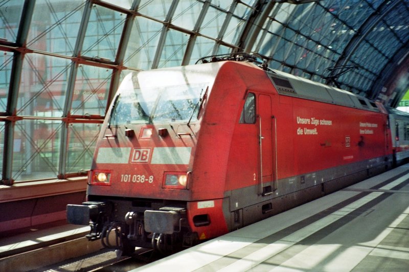 IC 141 von Schiophol hat soeben den Berliner Hbf. erreicht am 16.04.09. Die Lok 101 038-8 ist wie die meisten Lok´s der BR 101 sehr dreckig.