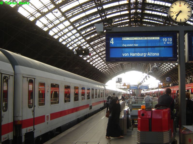 IC 1817 (er kommt zuf�llig zu mir) mit besonderen Wagen (4 Bvmz, 1 Bmpkz(Ex-Tourstik-Gro�raumwagen, dessen Innenraum ich von drau�en durch das Fenster gesehen habe), 1 Avmz, 1 Bimz, 1 Bimdz)

Zu sehen ist ein Bvmz-Wagen (links) und der IC 1817 aus Hamburg-Altona hat 5 Minuten Versp�tung zum K�ln Hbf. 

Aufnahme: 02.08.09