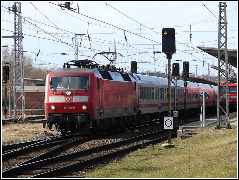 IC 1911 gezogen von der 120 130 bei der Ausfahrt aus dem Rostocker Hbf. 18.03.07