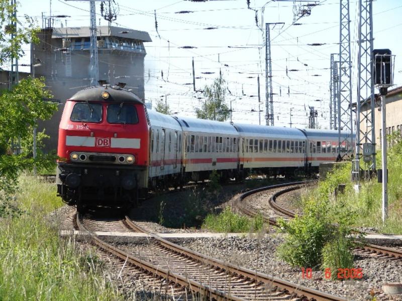 IC 1961 aus Kln zum Seebad Heringsdorf. Br 218 315-0 mit etwa 10 Minuten versptung kurz nach verlassen des Rostocker Hauptbahnhofes. 10.6.06