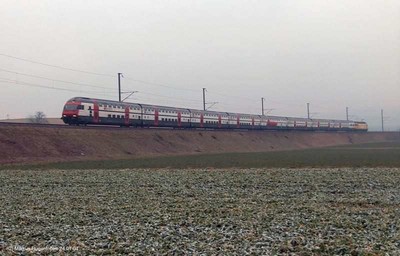 IC 2000 mit Re 460 083-9 Jubiluns Lok 100 Jahre SBB von der Post  als D 2560 Zrich HB - Schaffhausen am 24.01.04 bei Rafz