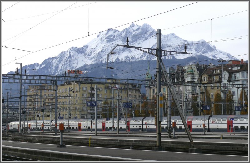 IC 2000 verlsst Luzern vor der mchtigen Kulisse des Pilatus 2132m /M. (13.11.2007)