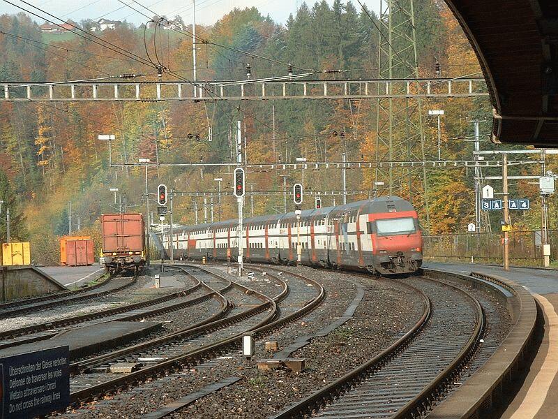 IC 2000 Zrich - Zug am 19.10.2002 kurz vor der Durchfahrt durch den Bahnhof Sihlbrugg.