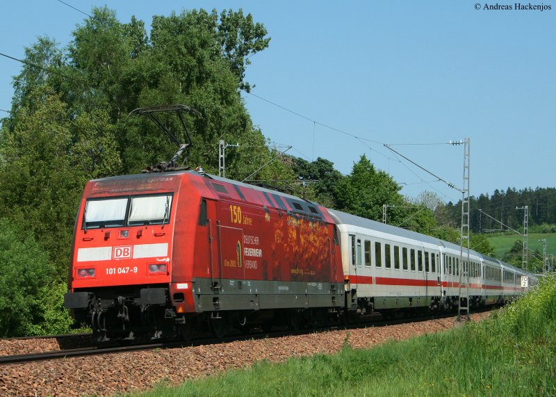 IC 2005  Bodensee  (Emden-Konstanz) mit Schublok 101 047-9   150 Jahre Feuerwehrverband) am km 70,0 23.5.09