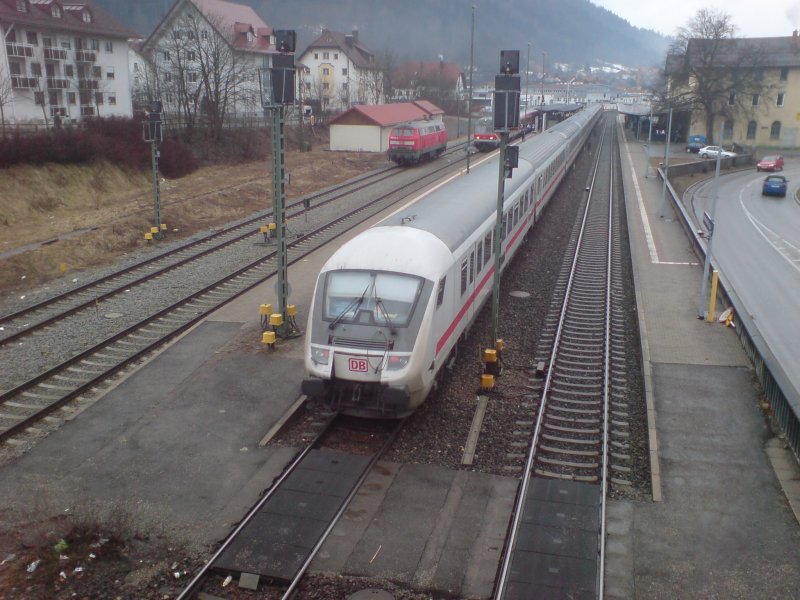 IC 2012 bei der Einfahrt auf Gleis 2 In Bahnhof Immenstadt (Allgäu) am 21.02.08 gezogen von der 218 389-5