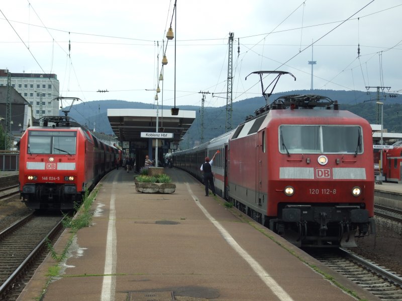 IC 2024 steht am Gleis 3 zur Abfahrt, gezogen von 120-112, whrend links der RE 5 nach Emmerich auf Gleis 2 Nord, gezogen von 146-024 auf seine Ausfahrt wartet.
Gesehen am 22.7.08 in Koblenz Hbf