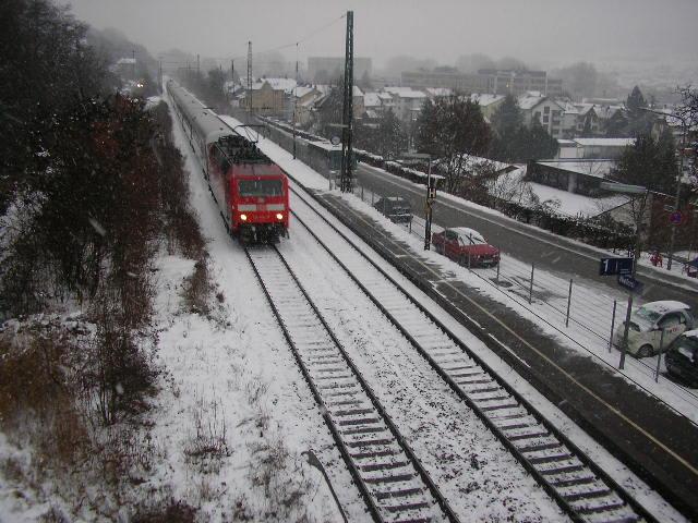 IC 2066 (Nrnberg - Karlsruhe) rast am 10.2.06 mit 120er-Vorspann (der Steuerwagen war mal wieder kaputt) und knapp 20 Minuten Versptung durch den Bahnhof Niefern an der Strecke Mhlacker - Pforzheim.