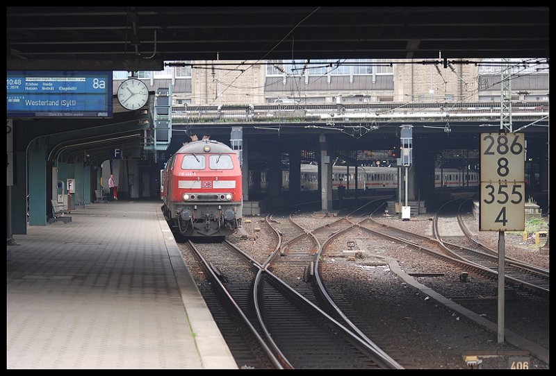 IC 2074 Von Berlin-Sdkreuz Steht Abfahrtbereit Im Bahnhof Hamburg-Hbf Um Nach Westerland(Sylt Mit Kurswagen nach Dagebll-Mole Zu Fahren Wird Gedieselt 02.09.07
