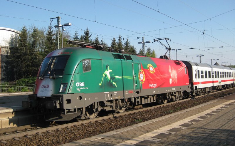 IC 2082 Berchtesgarden Hbf - Hamburg-Altona gezogen von der 1016 025-7 EM 2008  Portugal  beim Zwischenstop in Lneburg am 18.04.09. 