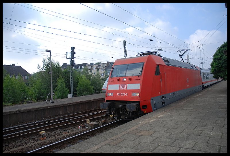 IC 2113 Steht Im Bahnhof Hamburg-Altona Auf Gleis 10 Zur Abfahrt Nach Stuttgart-Hbf.21.07.07