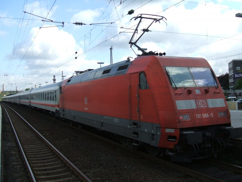 IC 2116 mit BR 101 068-5 im Schub nach Stralsund,Gleis 5 , in Bochum Hbf.,Abfahrt in Stuttgart Hbf. 7:38 Uhr,Ankunft in Stralsund 18:27 Uhr.(25.09.2007)