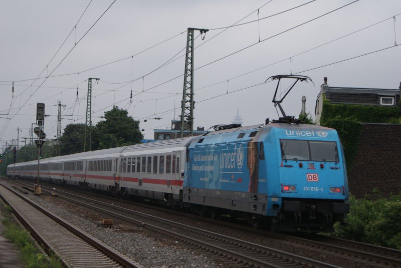 IC 2116 mit Schublok 101 016 Unicef am 07.06.2008 bei der Durchfahrt in Dsseldorf Oberbilk
