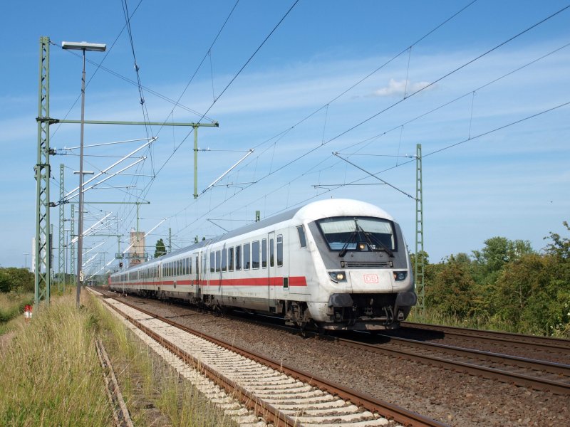IC 2121 Puttgarden - Frankfurt (M) Hbf hat soeben den Bahnhof von Bad Oldesloe passiert und fhrt nun ber Ahrensburg Richtung Hamburg Hbf und weiter Richtung Ruhrgebiet. Aufgenommen am 17.06.09 an der sdlichen Bahnhofsausfahrt von Bad Oldesloe.