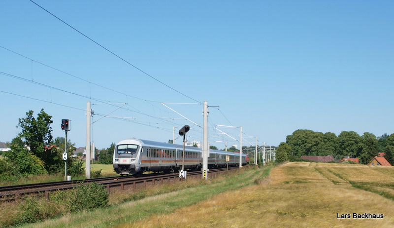 IC 2121 Puttgarden - Frankfurt (M) Hbf ist soeben durch Reinfeld (Holst.) gefahren und rollt nun mit 140 km/h nach Hamburg Hbf, wo eine E-Lok den Zug bernehmen wird. Ab Hamburg geht es dann mit 200 km/h ins Rheinland und weiter nach  Mainhatten .