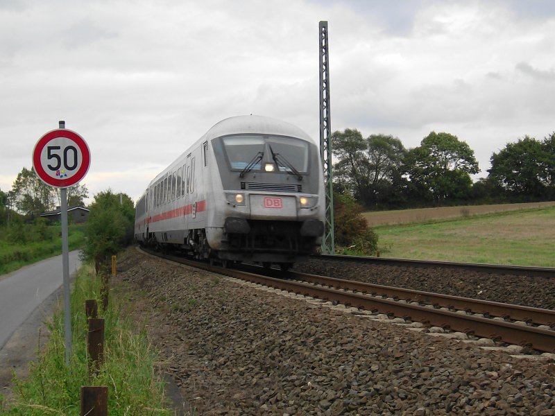 IC 2121 von Puttgarden nach Frankfurt (M) Hbf legt sich kurz vor Reinfeld (Holst) leicht in eine Kurve. Wenn ende 2008 die Elektrifizierung in Betrieb geht wird diese Zugleistung vielleicht durch die 101er oder 120er bernommen.