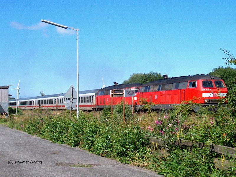 IC 2127 Puttgarden - Hamburg am ehemaligen Bahnhof Lensahn. Die Doppeltraktion 218 434 und 218 437 ist wegen Funktion der Klimaanlage erforderlich  - 28.07.2004
