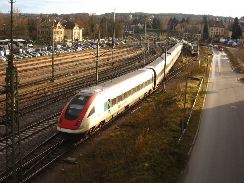 IC 2130 gebildet aus einer unbekannt gebliebenen ICN Garintur bei der Ausfahrt Konstanz 9.12.07