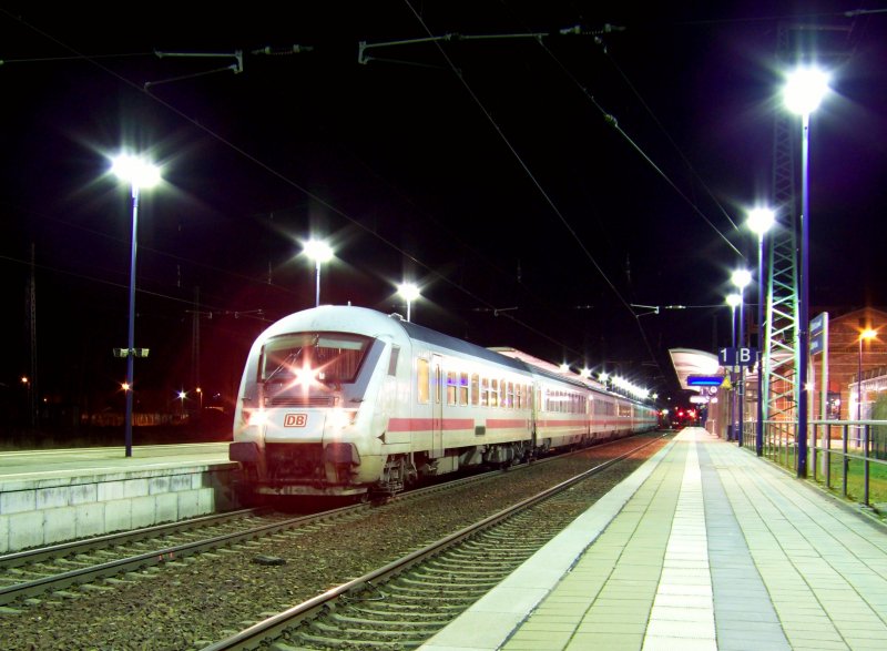 IC 2131 steht Abfahrbereit im Bahnhof von Lbbenau/Spreewald. Er kam aus Emden Auenhafen und fhrt weiter nach Cottbus. (+20min. Grund: Personen im Gleis) 27.02.2009