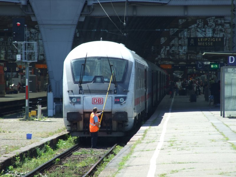IC 2143 ist gerade aus K�ln in Leipzig Hbf, am Gleis 13, angekommen und steht retour als IC 2142 bereit. Vorher muss aber noch die Scheibe am Steuerwagen sauber gemacht werden.
Leipzig, der 7.8.08
