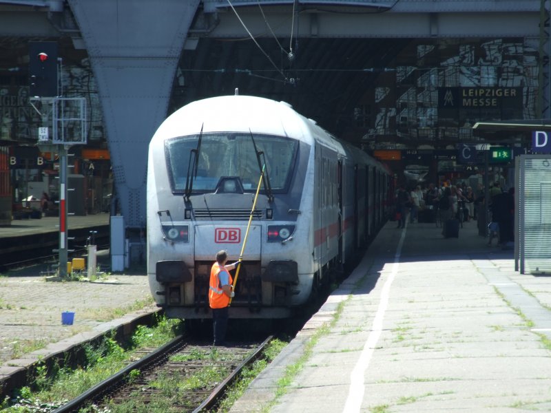 IC 2143 ist gerade aus Kln in Leipzig Hbf, am Gleis 13, angekommen und steht retour als IC 2142 bereit. Vorher muss aber noch die Scheibe am Steuerwagen sauber gemacht werden.
Leipzig, der 7.8.08
