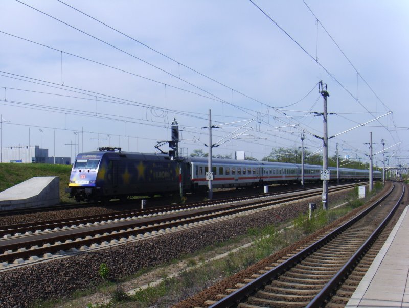 IC 2145 aus Kln mit Zuglok 101 101-4 erreicht am 27.04.2009 den Bahnhof des Flughafens Leipzig/Halle.
