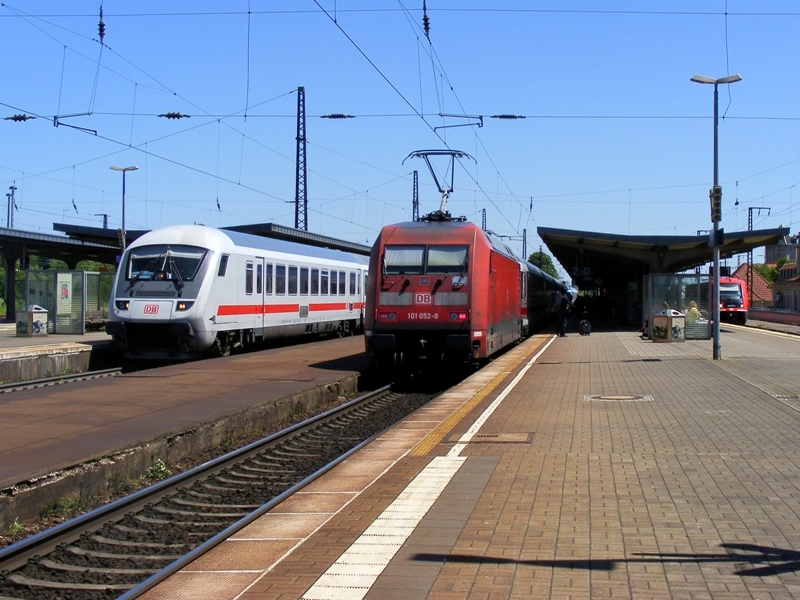 IC 2150 (links, mit 101 077-6) und IC 2357 (rechts, mit 101 052-9) treffen sich am 13.6.2009 planmig in Weimar. Ganz rechts noch 641 022.