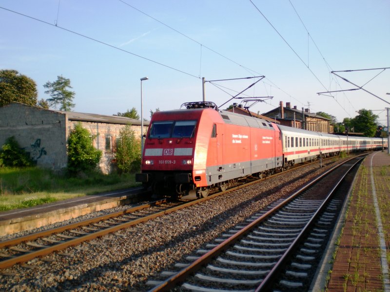 IC 2151 Dsseldorf-Berlin Gesundbrunnen duchfhrt am 24.05.5008 die KBS 595, hier im Bahnhof Artern. Wegen Bauarbeiten auf der thringer Bahn wurde der Fernverkehr ber Sangerhausen nach Halle/Leipzig umgeleitet. 