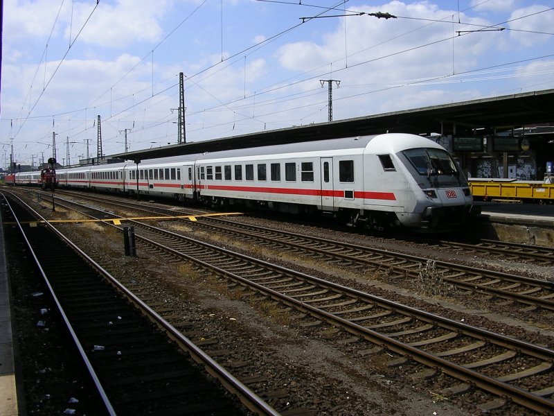 IC 2151 nach Berlin Gesundbrunnen erreicht mit einem defekten 1.Klasse-Wagen am Zugende auf Gleis 26, den Dortmunder Hbf. wo dieser sofort entfernt wird.(29.06.2008)