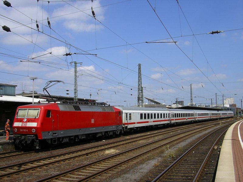 IC 2151 ,nach Wagen - Entfernung die 120 152-4 wieder angekuppelt,Bremsprobe erledigt,Weiterfahrt von Dortmund Hbf. nach Berlin Gesundbrunnen.(29.06.2008)
