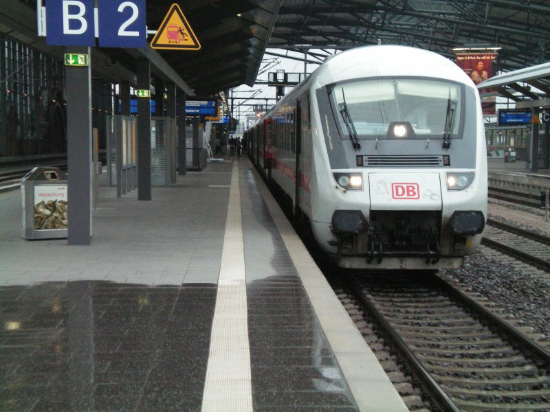 IC 2152 steht im Regen zur Abfahrt nach D�sseldorf bereit.Erfurt 17.04.09