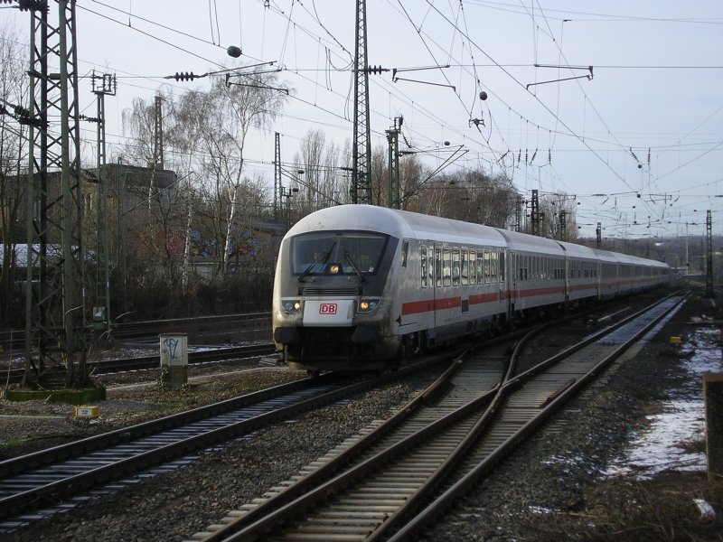 IC 2156 mit der 101 031-3 im Schub nach Stralsund erreicht  Bochum Hbf.(03.02.2008)