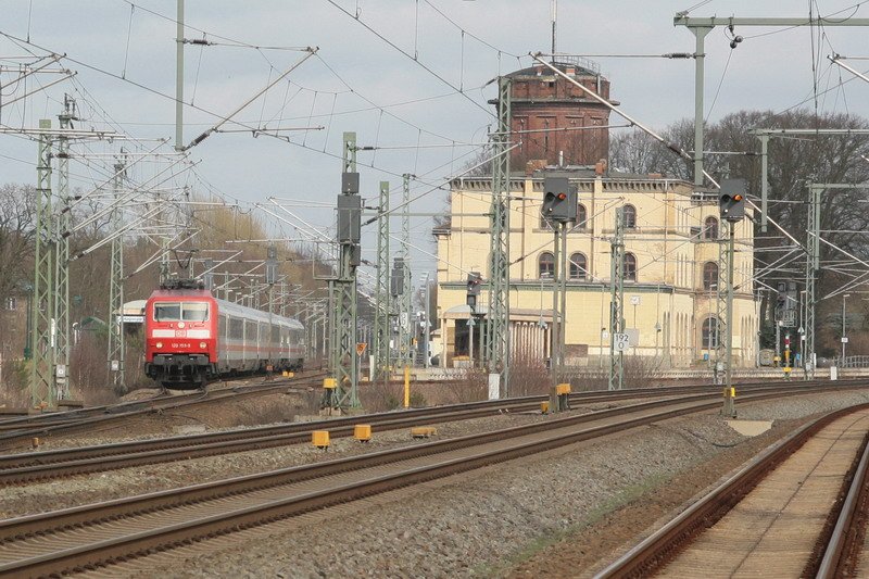 IC 2212 mit 120 159-9 vom Ostseebad Binz nach Stuttgart Hbf. kommt hier auf der mecklenburger Seite am Bf. Hagenow Land vorbei gefahren. 15.03.2008