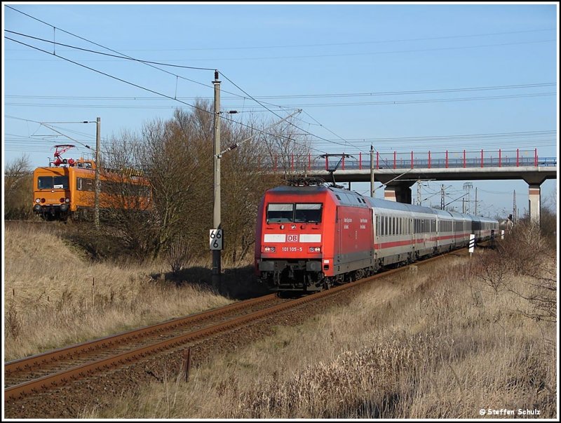 IC 2213 mit der 101 105 aus dem Ostseebad Binz auf dem Weg nach Rostock. Auf dem oberen Gtergleis fanden ein paar Oberleitungsarbeiten statt. Aufgenommen am 03.02.08