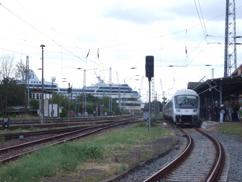 IC 2239 steht am Gleis 4 in Warnem�nde zur Abfahrt nach Leipzig bereit. Im Hintergrund sieht man die  MS Regatta  an der Pier liegen. HIntergrund war auch die  Hanse Sail , die an diesem WE statt fand.
Warnem�nde, der 9.8.08