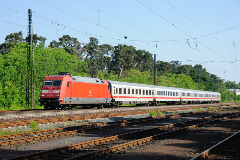IC 2275 (Frankfurt/M-Stuttgart) strmt Bensheim, dem nchsten Halt, entgegen. (Bickenbach, Mai 2009).