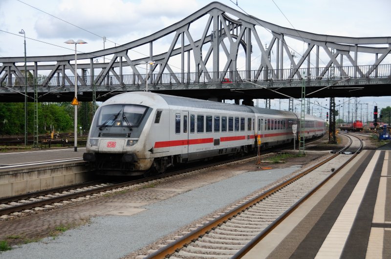 IC 2277 erhlt Einfahrt in den Hbf Darmstadt. ber die Nordeinfahrt spannt sich diese Stahlbrcke fr den Kfz-Verkehr.