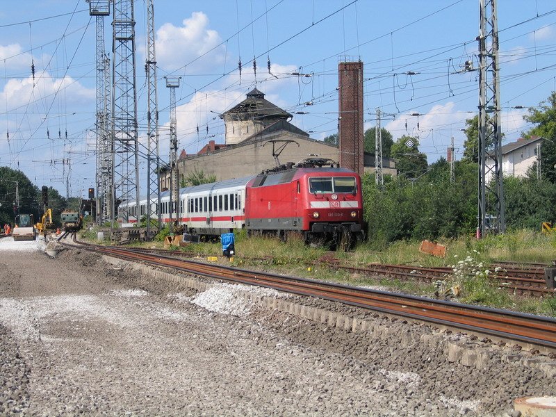 IC 2280 von Hamburg nach Stralsund wird hier in Bad Kleinen von der 120 030 vorbei am ehemaligen Lokschuppen aus dem Bahnhof gezogen. 18.07.2007