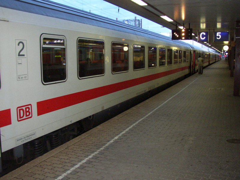 IC 2293 steht zur Abfahrt nach Salzburg in Saarbrcken Hbf bereit. Hier steht vorne ein 2. Klasse Groraumwagen.     03.12.03