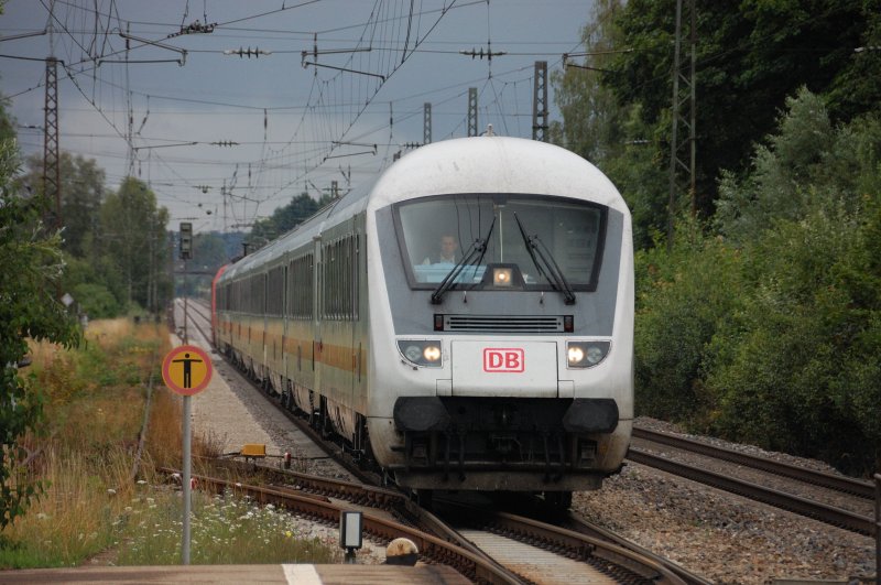 IC 2296, um 2 Wagen ergnzt, eilt Gnzburg/Donau entgegen. Aufgenommen am 13.07.2008, kurz vor Offingen/Donau an der KBS 980.