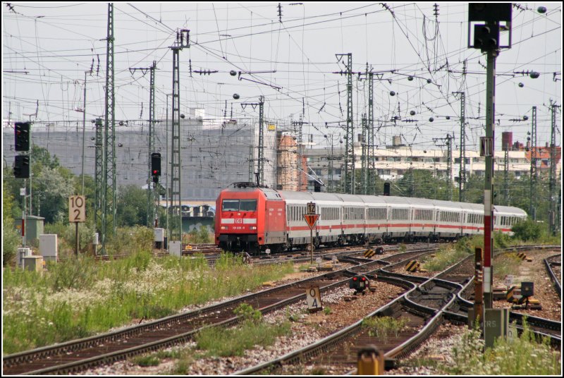 IC 2298 von Salzburg nach Frankfurt/Main Hbf durchf�hrt das Gleisvorfeld von M�nchen Ost. (01.07.2007)