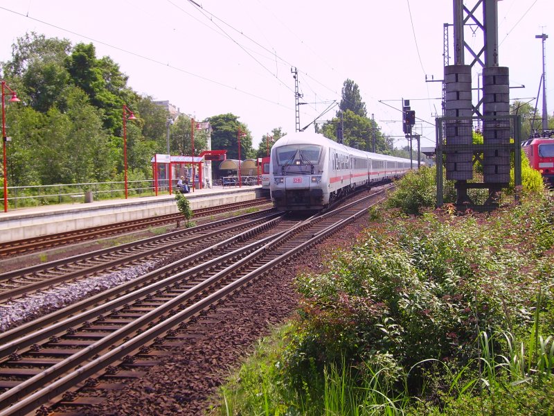 IC 2310 wechselt das Gleis um nach Westerland zu kommen. Elmshorn, 1.06.07