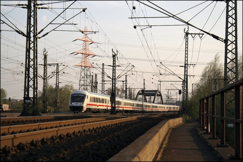 IC 2370  SCHWARZWALD , Konstanz - Hamburg-Altona, wird in der Freien und Hansestadt von der Abendsonne empfangen. Hier zwischen Harburg und den Sderelbbrcken. (10.04.2009)