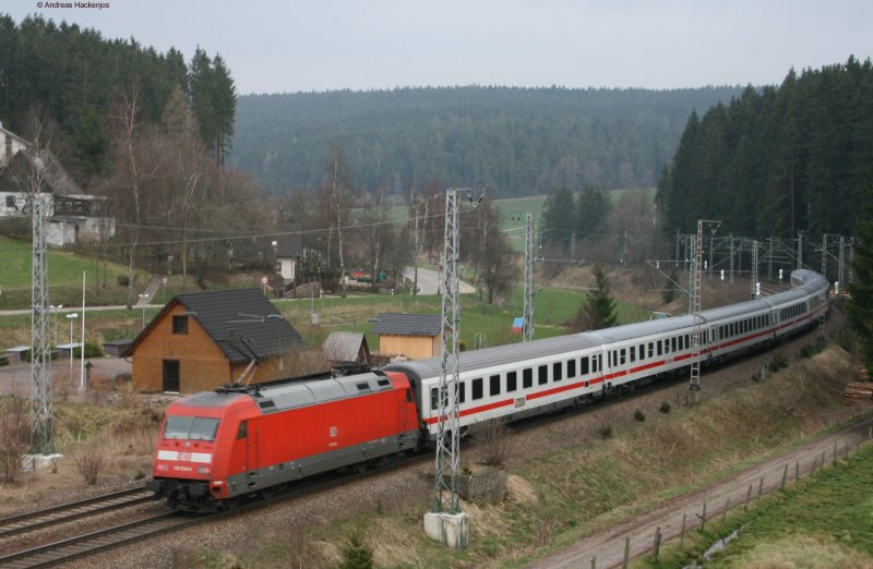 IC 2371 (15+) mit Schublok 101 018-0 am km 69,0 23.4.08