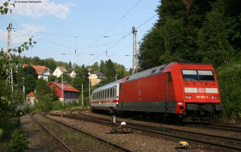 IC 2371 (Hamburg Altona-Konstanz) mit Schublok 101 053-7 am ehmaligen Bf Somemrau 22.6.08