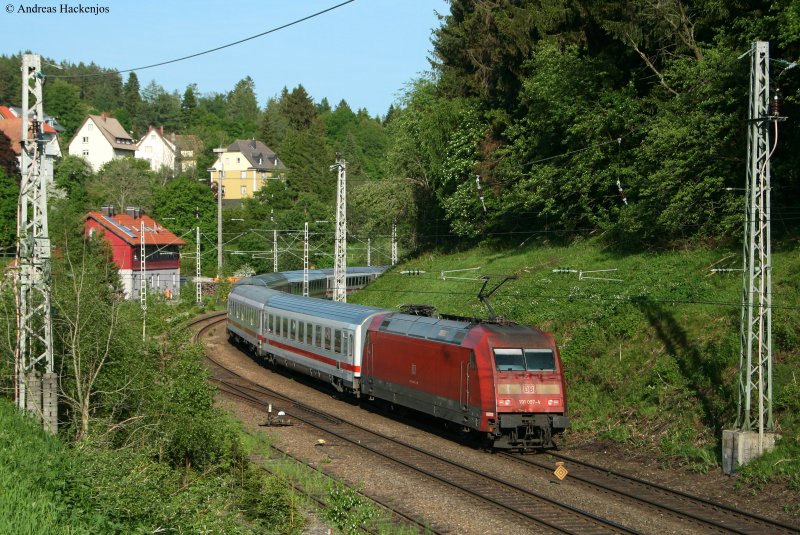 IC 2371  Schwarzwald  (Hamburg Altona-Konstanz) mit Schublok 101 097-4 am ehemaligen Bahnhof Sommerau 20.5.09