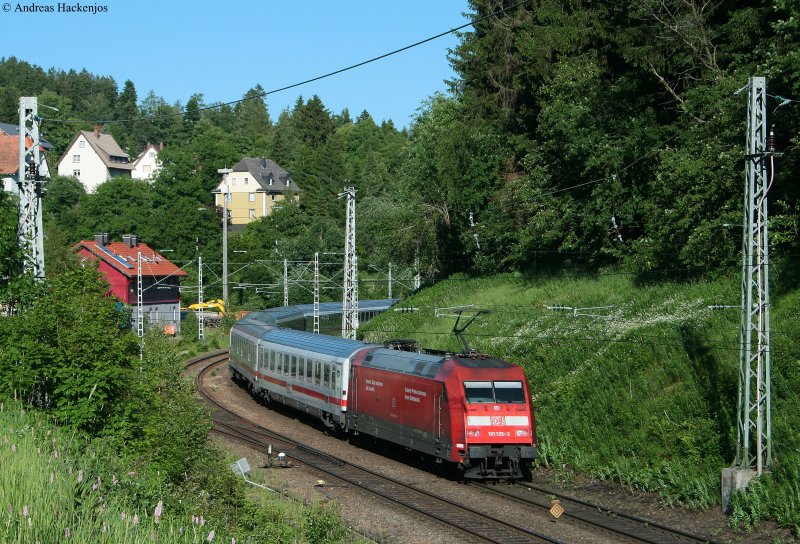 IC 2371  Schwarzwald  (Hamburg Altona-Konstanz) mit Schublok 101 125-3 am Bf Sommerau 13.6.09
