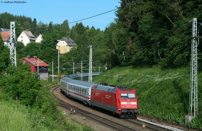 IC 2371  Schwarzwald  (Hamburg Altona-Konstanz) mit Schublok 101 059-4 am Bf Sommerau 17.6.09
